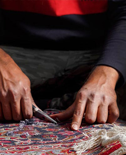 رفو گری قالی در قالیشویی شهرآرا